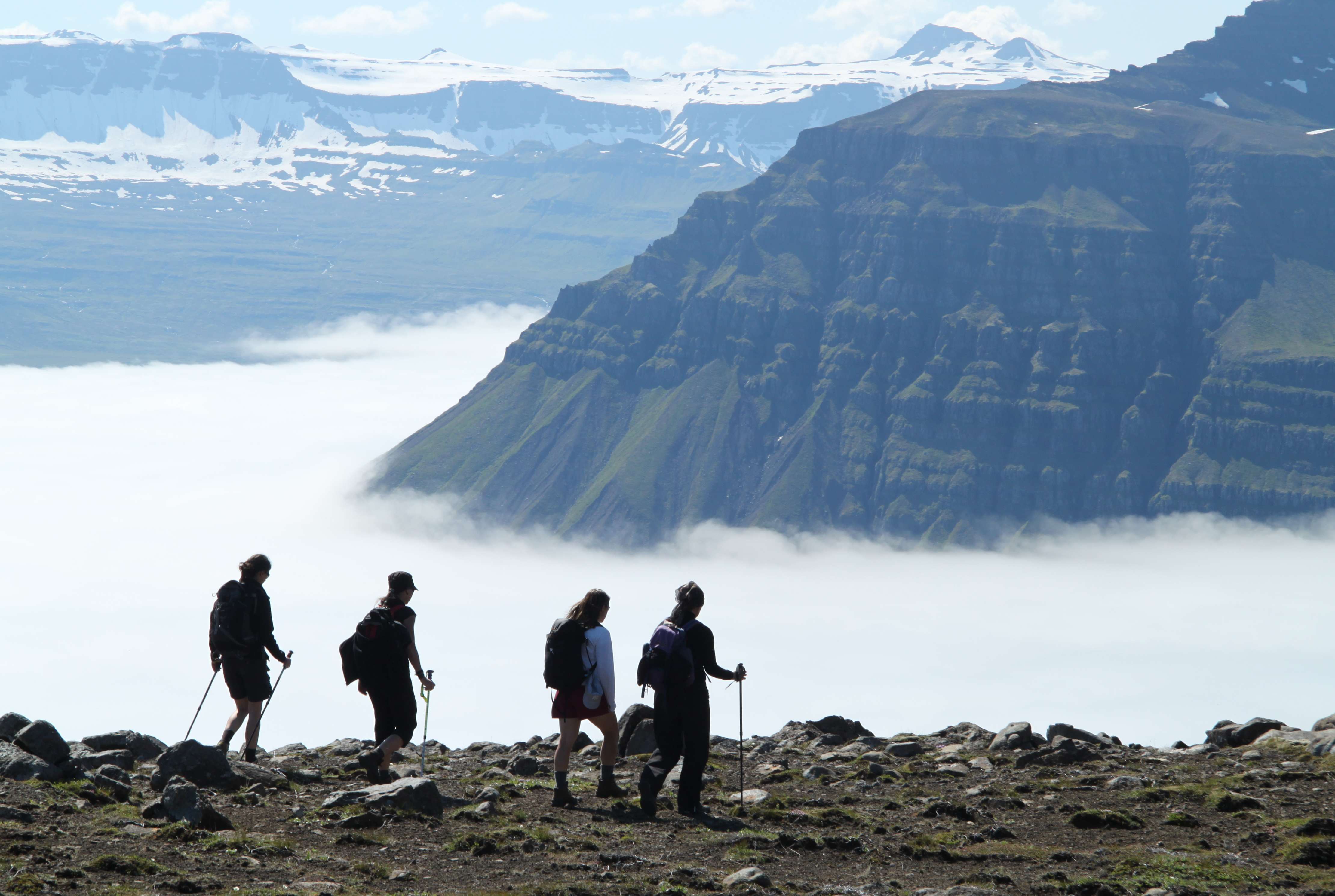 Что можно не брать в исландию. Исландия Hiking. Туристы в Исландии. Исландия туризм. Исландия поход.